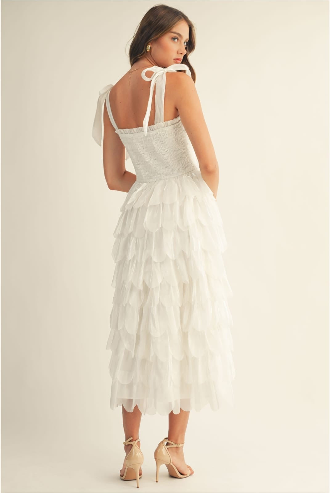 Vestido midi con olanes y tirantes