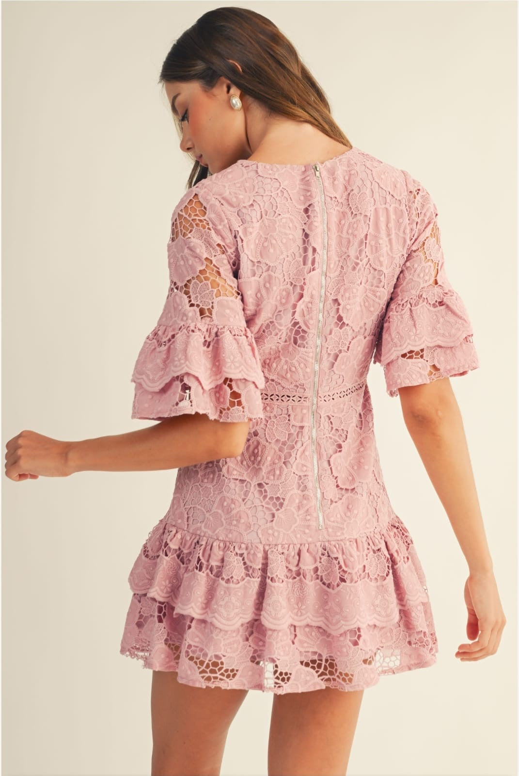 Vestido rosa encaje bordado con volantes