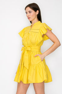 Vestido corto mostaza con cinto