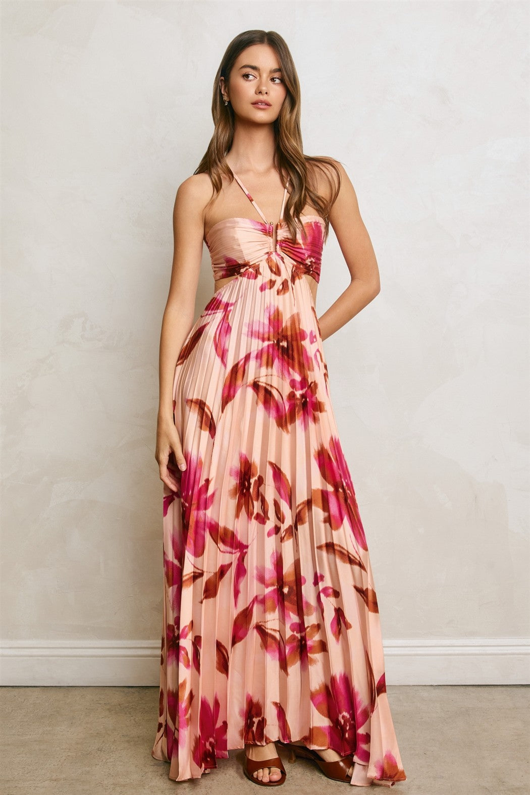 Vestido maxi satinado floral plisado.