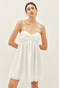 Vestido corto blanco con moños