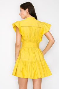 Vestido corto mostaza con cinto