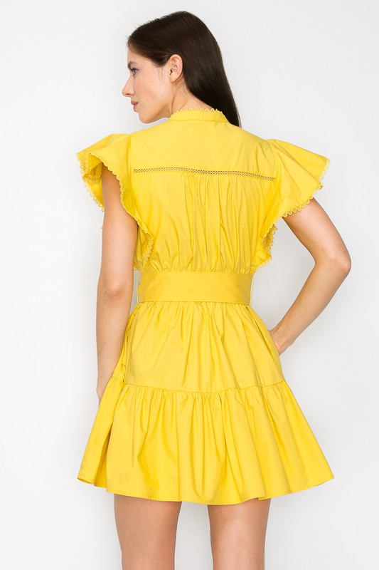 Vestido corto mostaza con cinto
