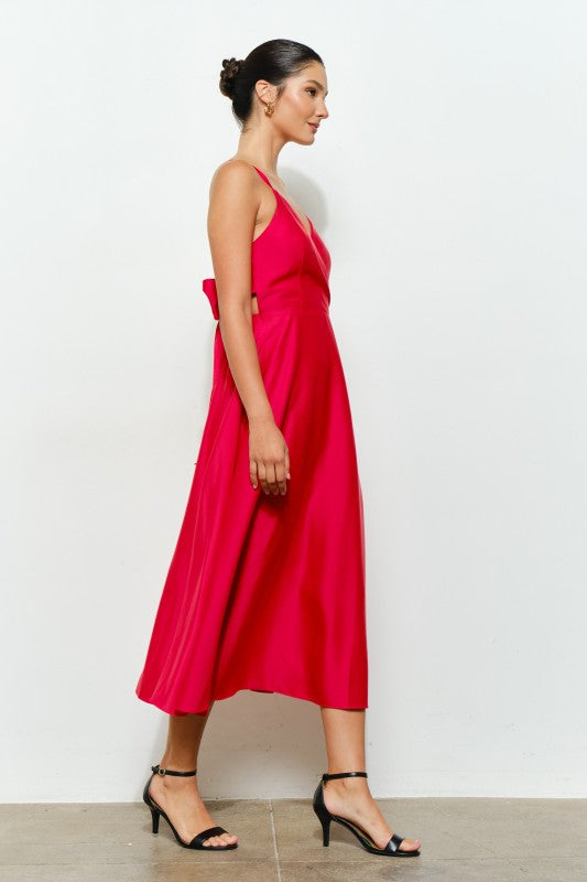 Vestido midi satinado rojo con espalda abierta