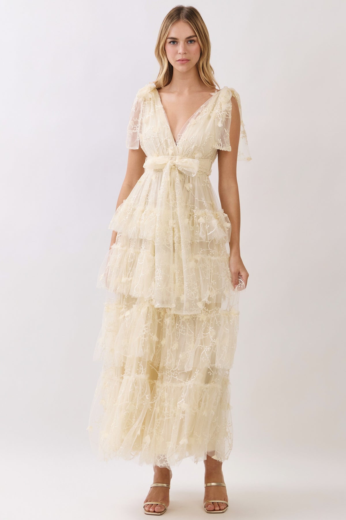 Vestido maxi de encaje bordado con escote en V.